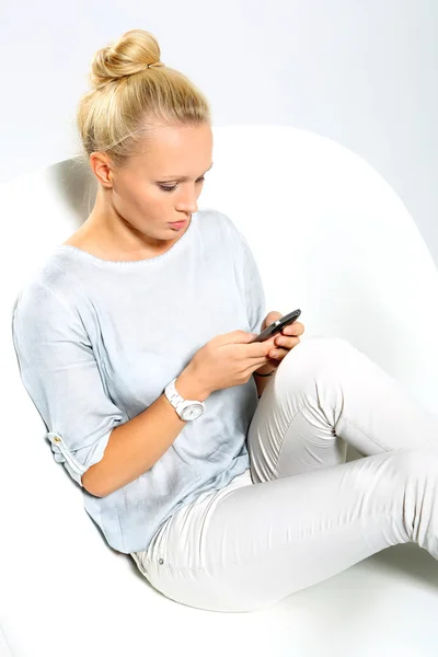 Girl writes a text message — Stock Photo, Image