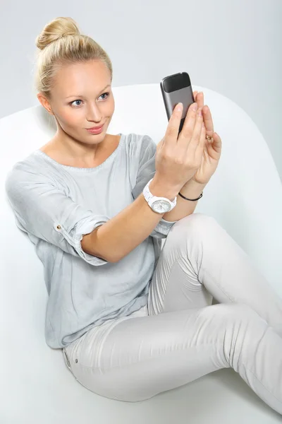 Mulher falando ao telefone — Fotografia de Stock