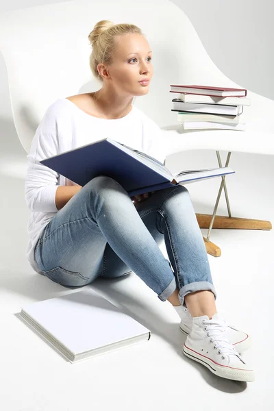 Een vrouw die een boek leest — Stockfoto