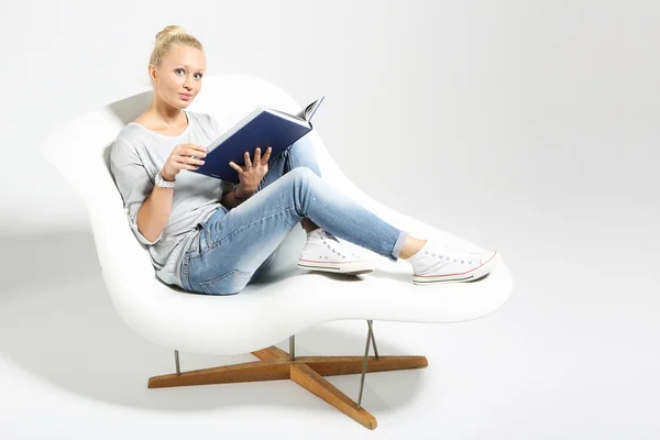 Entspannen Sie sich mit einem Buch — Stockfoto