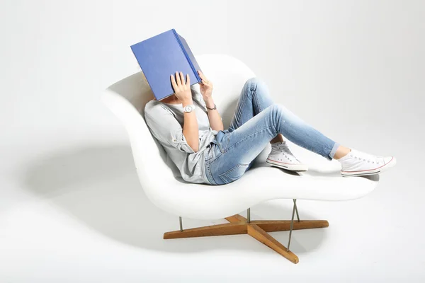 Chica leyendo un libro —  Fotos de Stock