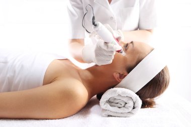 Göz çevresi, Mezoterapi microneedle kırışıklıkların azaltılması