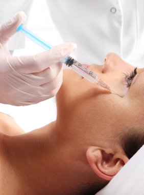 Kırışıklık, kaz ayağı, enjeksiyon Botox dolgu