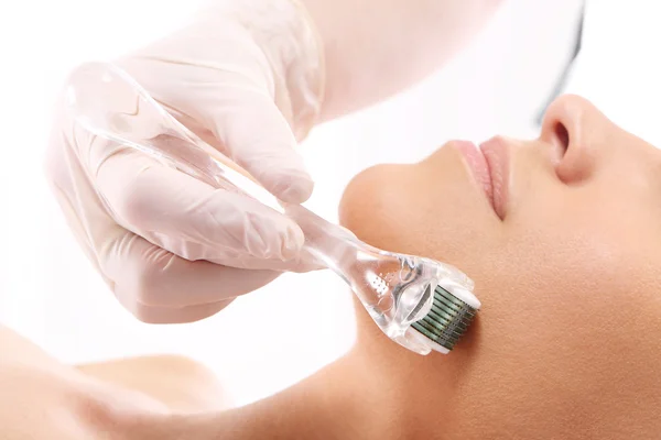 Roller, microneedle mesotherapy, föryngrande behandling — Stockfoto