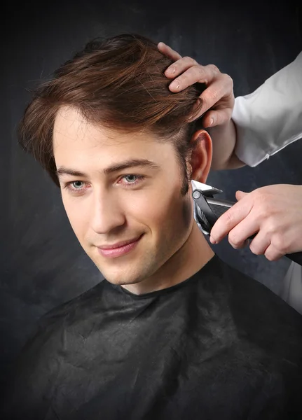 Beaux cheveux sains, l'homme au salon de coiffure — Photo