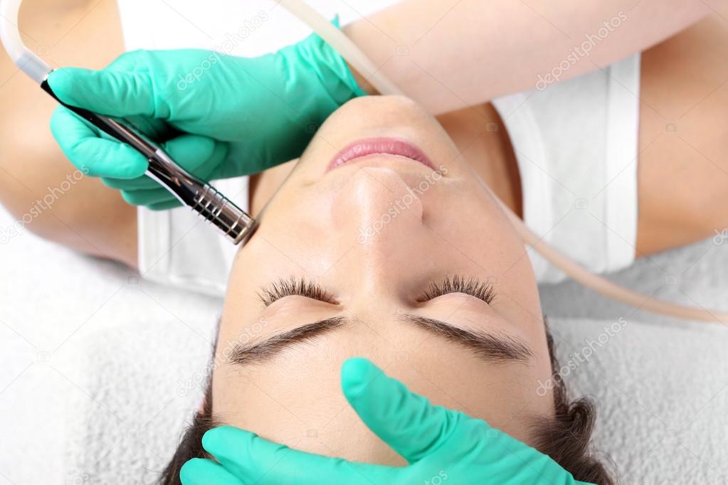The man to a beautician, microdermabrasion