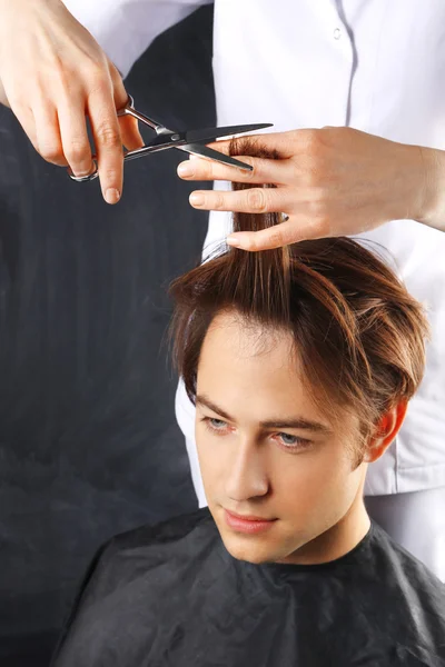 El peinado a la moda para los hombres, el hombre en la peluquería —  Fotos de Stock