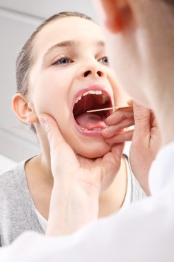 Otolaryngologist, bir çocuk bir doktor ile