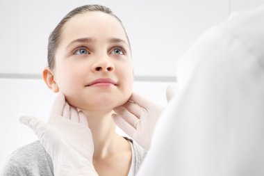 Otolaryngologist, bir çocuk bir doktor ile