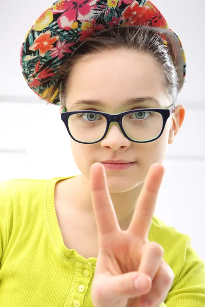 Het meisje in gekleurde bril — Stockfoto