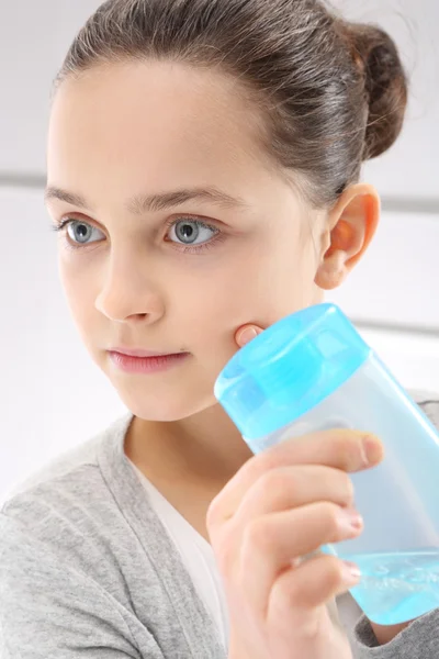 Gepflegte Haut, das Mädchen im Badezimmer — Stockfoto