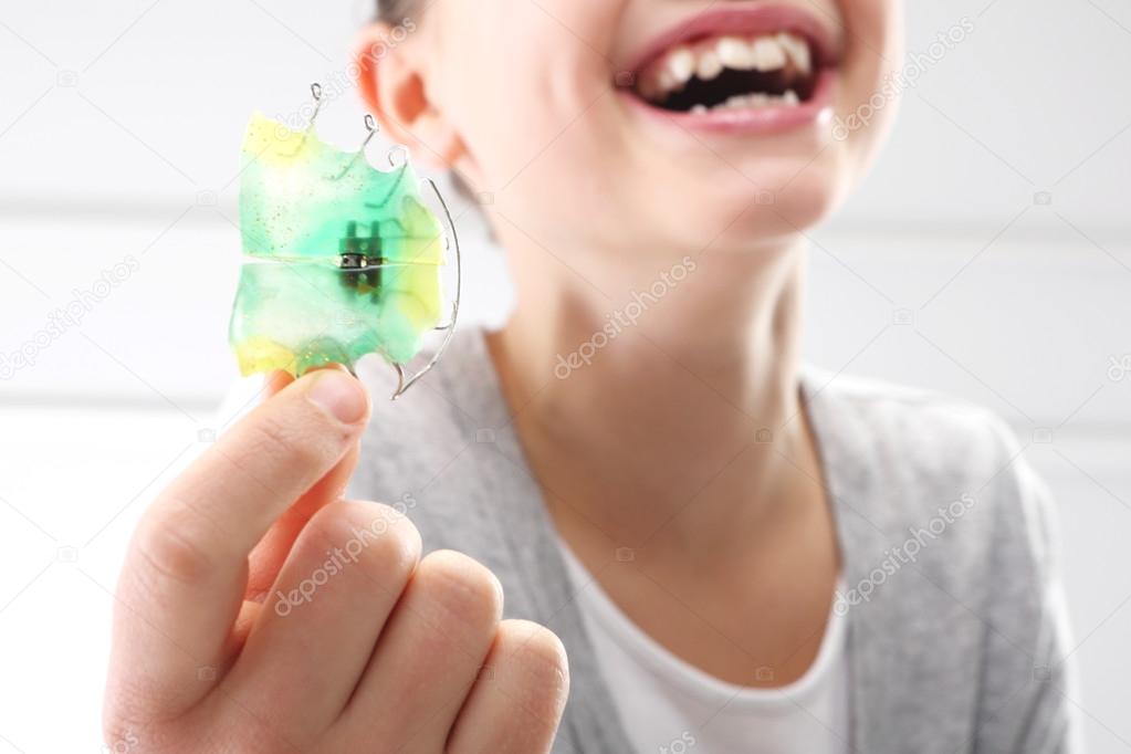 Niño con aparato de ortodoncia 2023