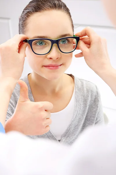 Niño un oftalmólogo — Foto de Stock