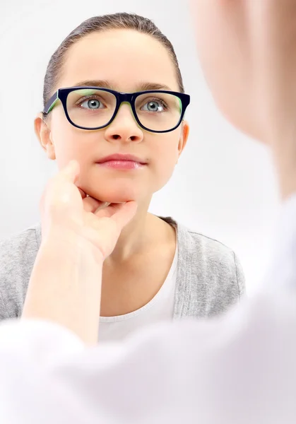 Augenarzt, ein Kind auf dem Studienauge. — Stockfoto