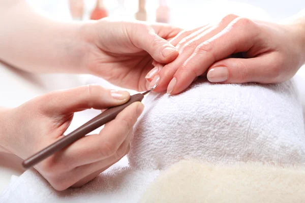 Manicure, snijden skins vrouw een schoonheidsspecialiste — Stockfoto