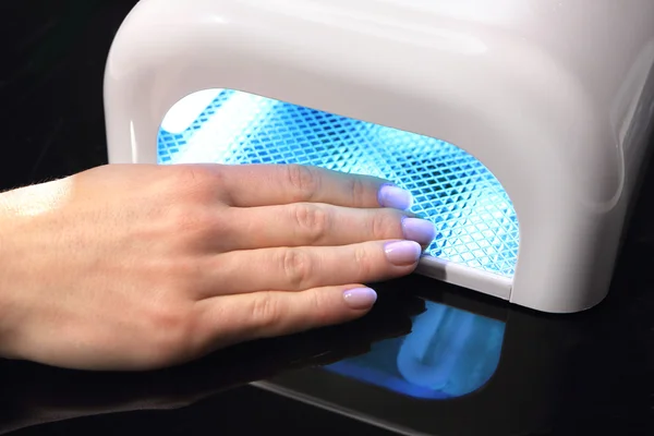 Hybrid manikyr, UV-lampa, nail plattan härdning — Stockfoto
