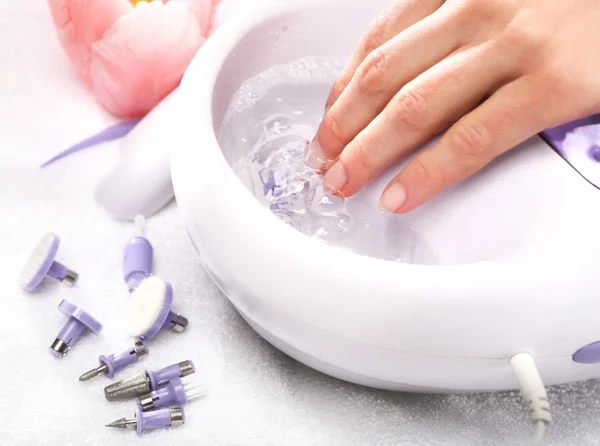 Massage des mains, une femme dans le salon de beauté — Photo