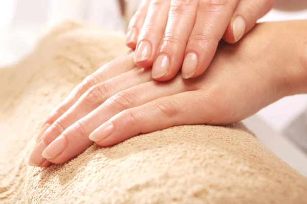 Massagem de mão, a mulher a um esteticista, loção de mão — Fotografia de Stock