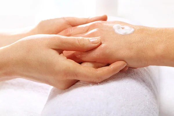 Manicura de manos y atención al cliente durante la realización de la cirugía — Foto de Stock