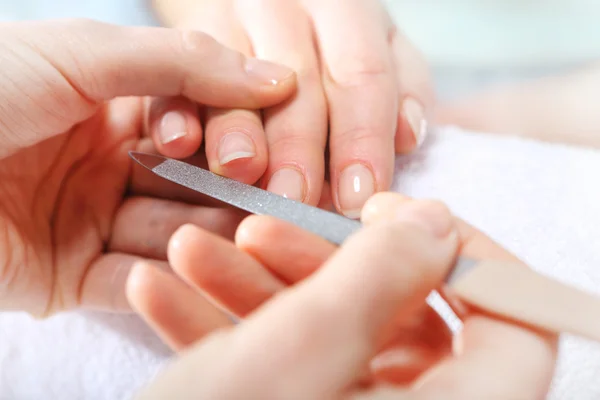 Nagel zagen een vrouw in een schoonheidsspecialiste — Stockfoto