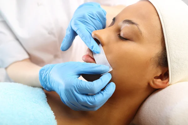 Depilación con bigote de cera caliente en el salón de belleza —  Fotos de Stock