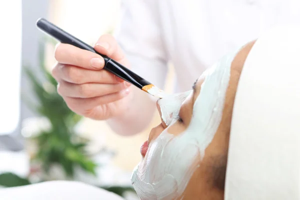 Ontspan in de schoonheidssalon, komkommer masker — Stockfoto