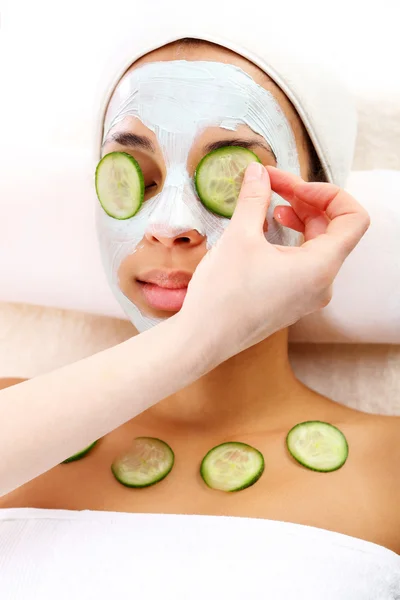 Hora de relaxar, a mulher no salão de spa dia — Fotografia de Stock