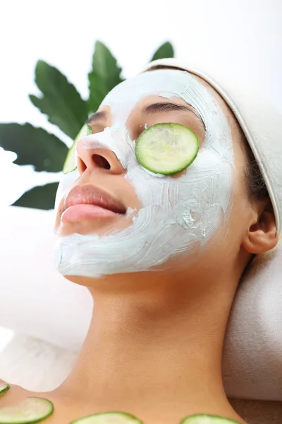 Maschera verde, donna nel salone spa — Foto Stock