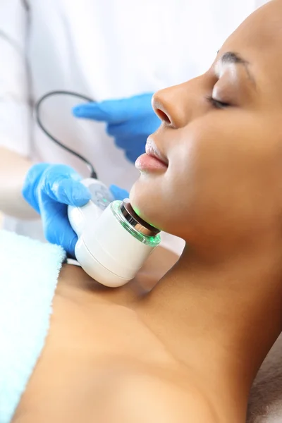 L'échographie, une femme dans le salon de beauté — Photo