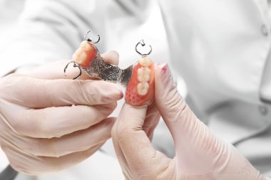 Kaplama, takma diş, köprüleri - prosthetist iş başında