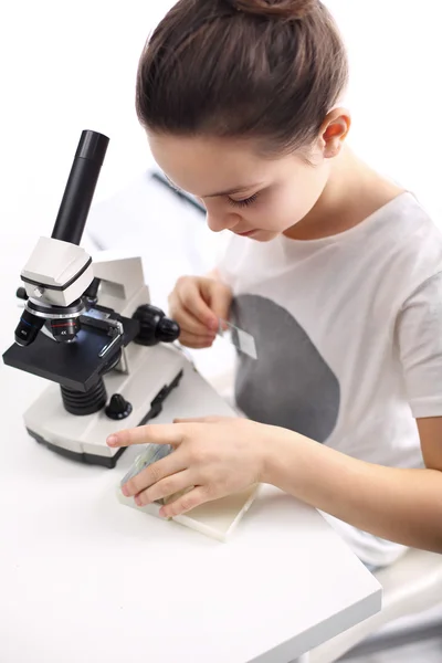 Lección de biología, la experiencia del microscopio — Foto de Stock