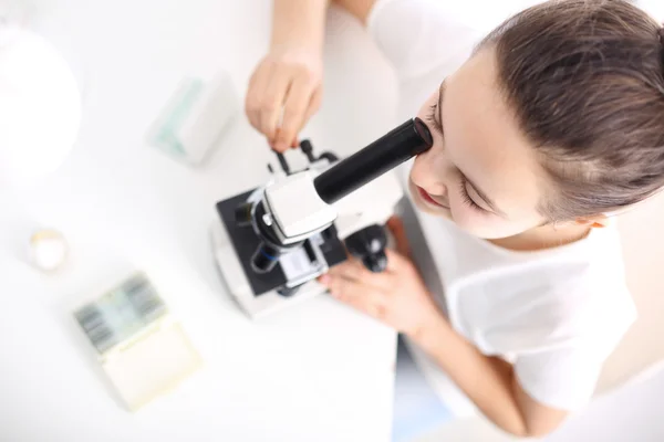 La lección de la naturaleza, un niño con un microscopio — Foto de Stock