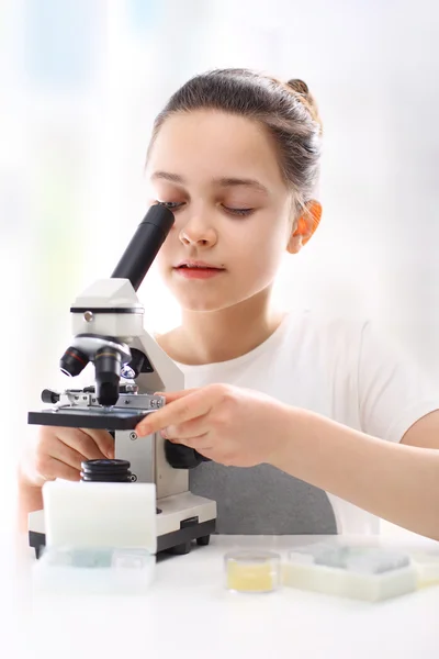 Ecología, naturaleza, vida silvestre, la chica con un microscopio — Foto de Stock