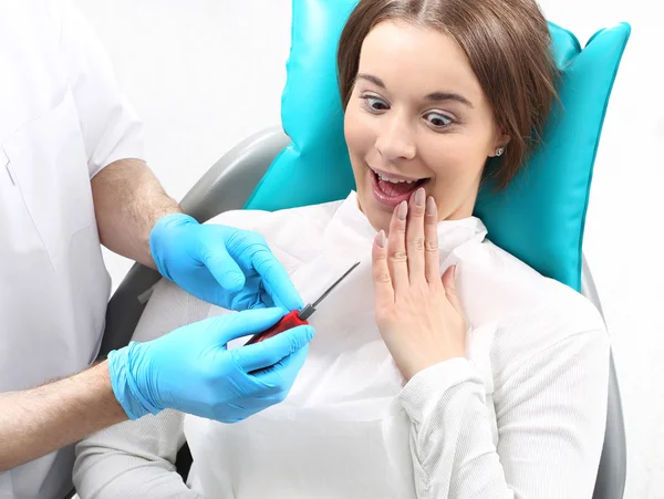Dentistry, plucking, chiselling carious tooth — Stock Photo, Image