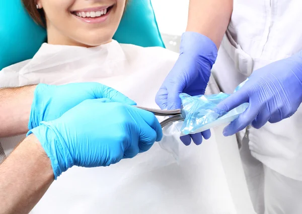 Инструменты стоматологическое лечение — стоковое фото