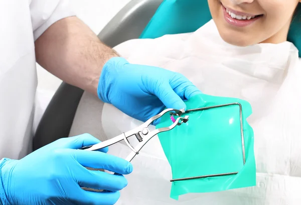 Tratamiento de conductos radiculares, separador de caucho - presa dental —  Fotos de Stock