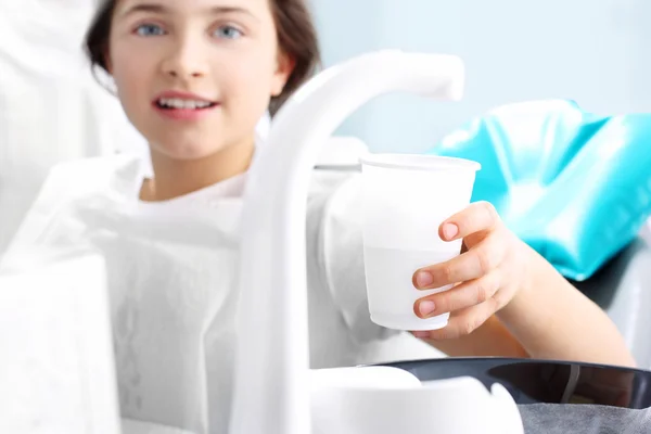 Kind naar de tandarts — Stockfoto