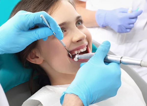 Escovação adequada, dentista infantil — Fotografia de Stock