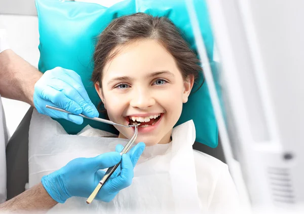 Enfant chez le dentiste — Photo