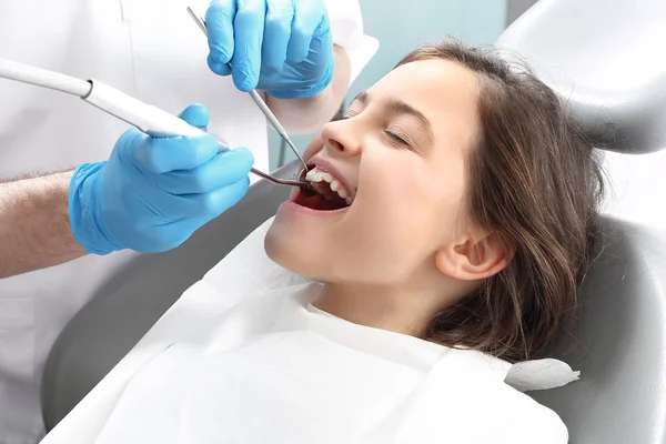 Tratamiento del diente, el dentista limpia la pérdida — Foto de Stock