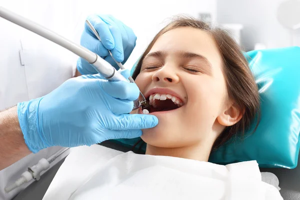 Tratamento do dente, o dentista limpa a perda — Fotografia de Stock