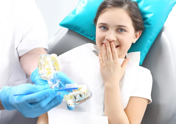 Brossage approprié, enfant dentiste — Photo