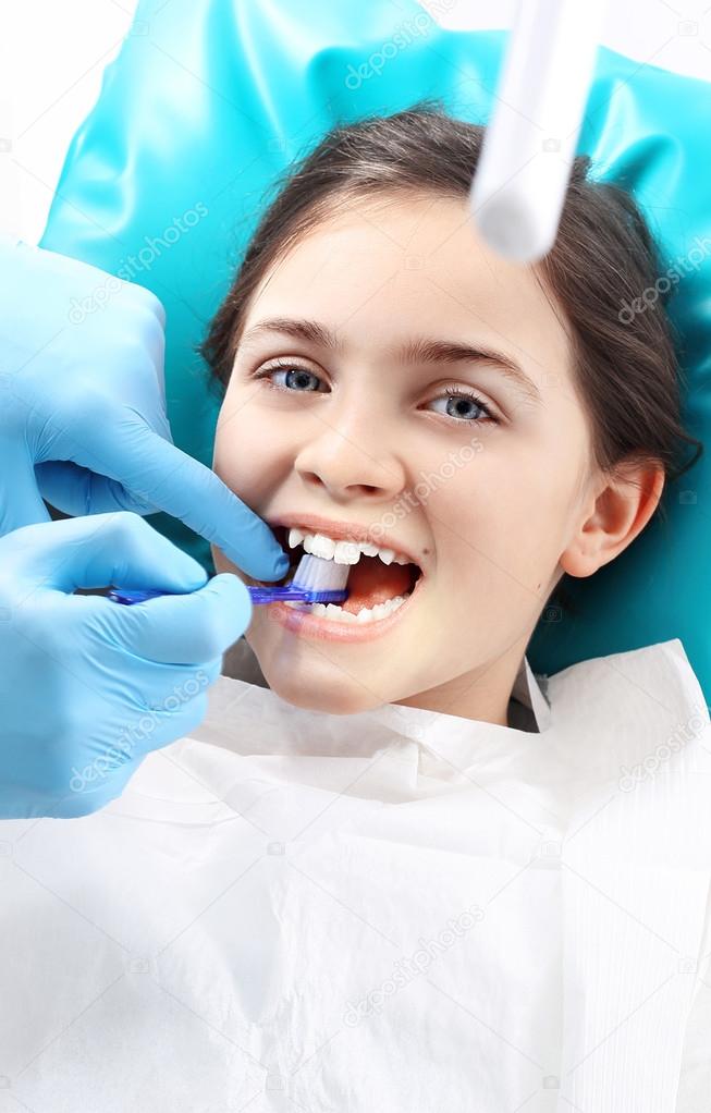 Sealing teeth, the child to the dentist
