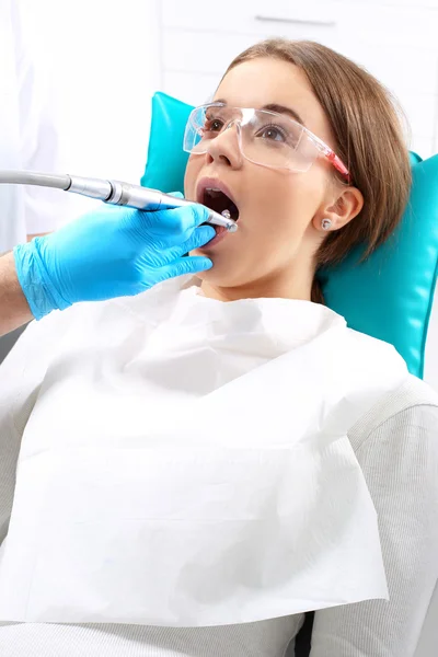 歯の治療、歯医者は損失をきれいにする — ストック写真
