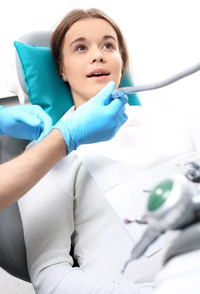 Frau zum Zahnarzt — Stockfoto