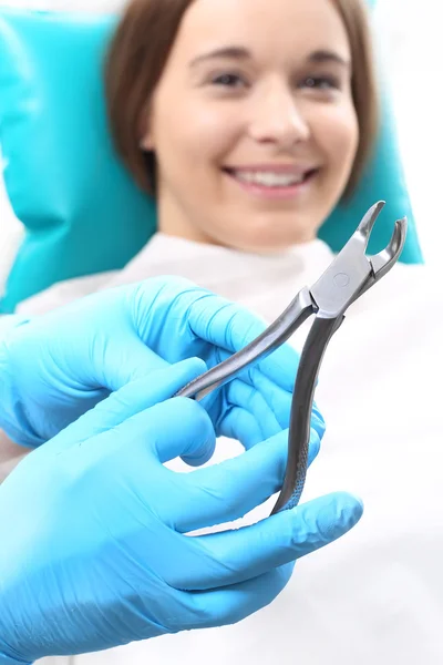 El tratamiento de la pérdida de dientes, la mujer al dentista — Foto de Stock