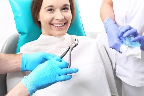 Dentistry, plucking, chiselling carious tooth — Stock Photo, Image