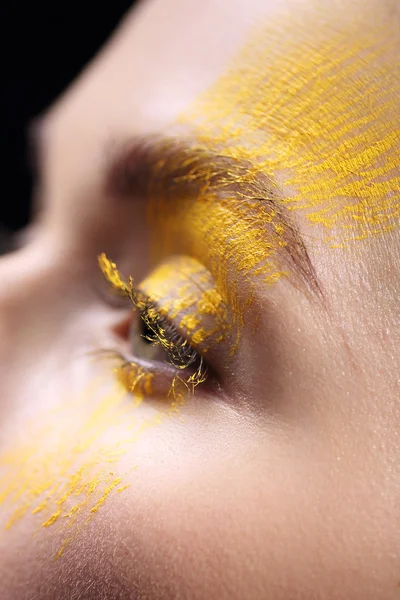 Sombra de ojos suelta, primer plano de un ojo de mujer — Foto de Stock