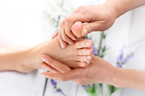 Reflexologia, massagem nos pés — Fotografia de Stock