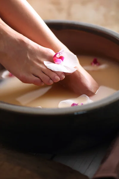 Расслабляющая ванна для ног, момент расслабления — стоковое фото